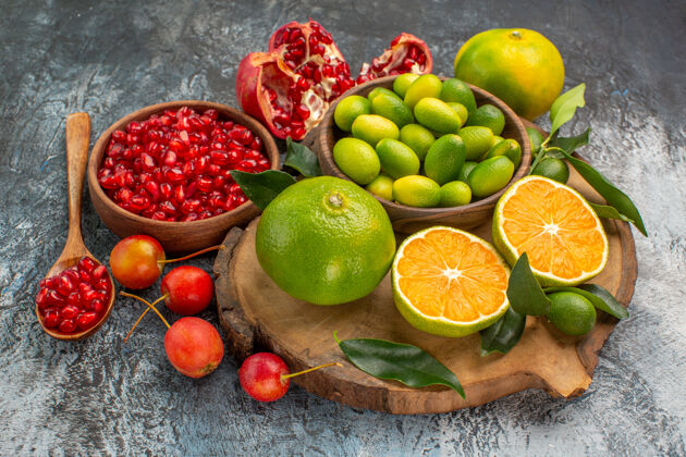 多汁侧面特写查看柑橘类水果石榴籽在碗里柑橘类水果板上健康特写水果