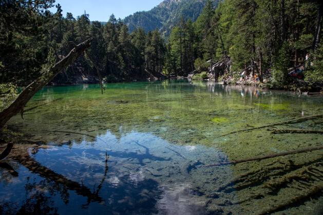 宁静山上的一个碧湖湖泊绿色平静