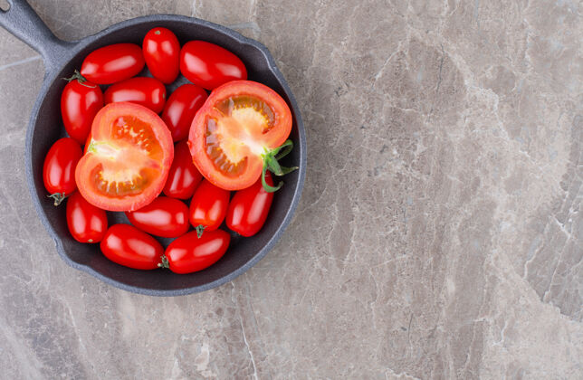 生的把熟番茄放在锅里 放在大理石上成熟健康多汁