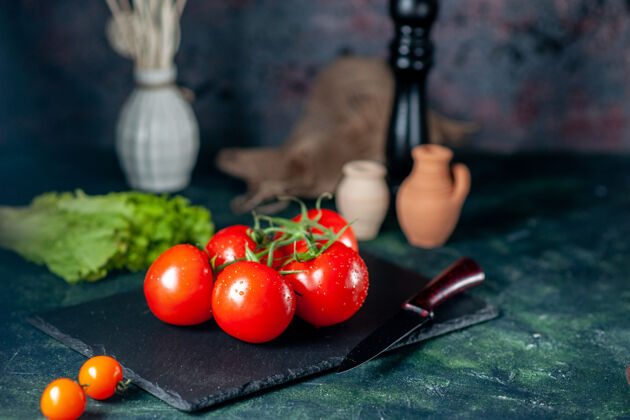 晚餐前视图新鲜的红色西红柿在黑暗的背景下健康番茄食物