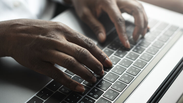 商业在笔记本电脑键盘上打字的女人互联网媒体网络