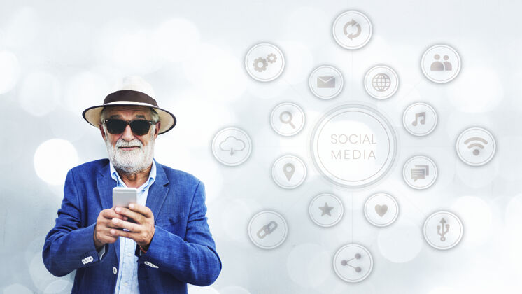 男人时髦的老人用他的智能手机男性标签在线