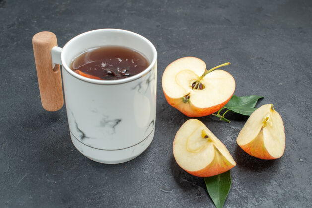 咖啡侧面特写一杯茶一杯凉茶用桂皮棒剥苹果特写果皮早餐