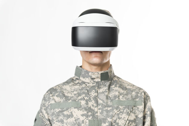 卡其色士兵在虚拟现实耳机中模拟训练军事技术眼镜战斗制服