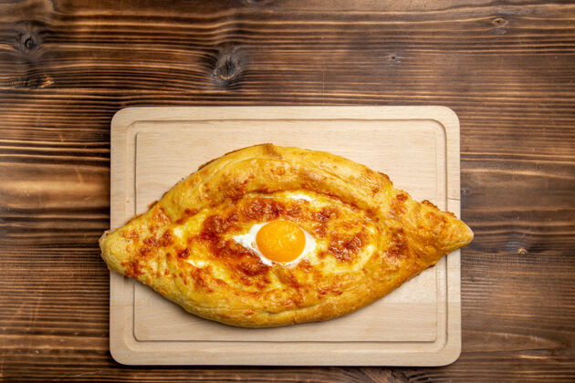 吐司顶视图烤面包与煮熟的鸡蛋放在棕色的木头表面面包面包面包包食物鸡蛋早餐面团比萨饼鸡蛋面包