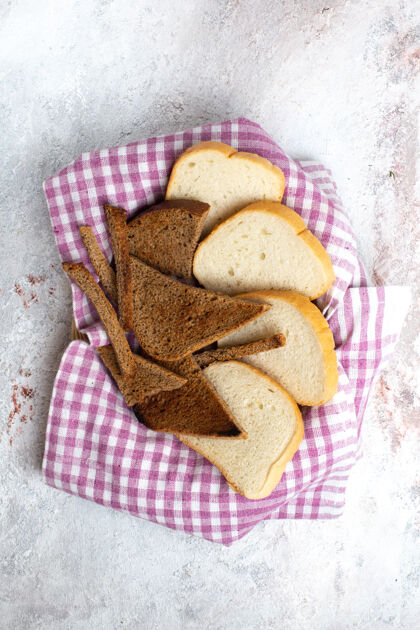 手套俯视图面包面包切片面包片上的白色办公桌面包面包包餐食品面团切片面包手套