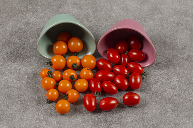 可口两碗翻过来的西红柿 放在大理石上美味收获成熟