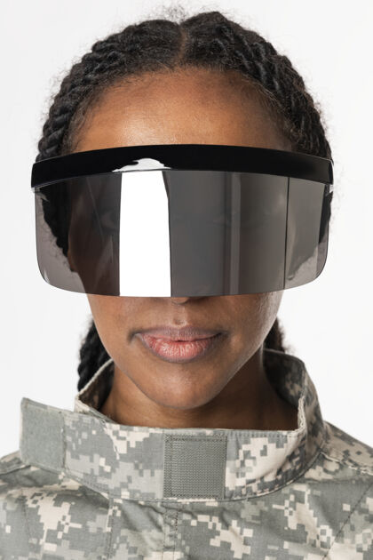 创新女军人戴着ar智能眼镜制服军队虚拟