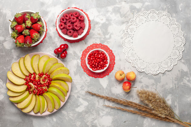 浆果顶视图切片青苹果与覆盆子和草莓在白色表面水果浆果热带异国情调的新鲜水果糖果草莓