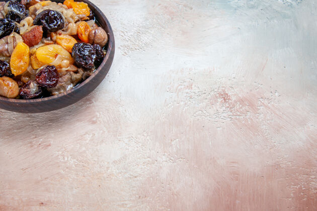 特写侧边特写查看肉饭一个开胃的米饭 干果 栗子肉饭在桌上复制空间健康水果