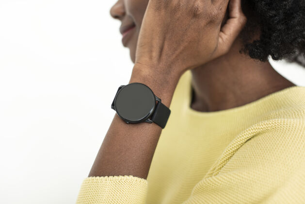 手拥有智能手表可穿戴技术的女人复制空间数字设备配件
