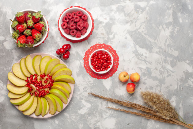 生的俯视图切片青苹果与覆盆子和草莓的白色表面水果浆果热带异国情调的新鲜蔬菜覆盆子草莓