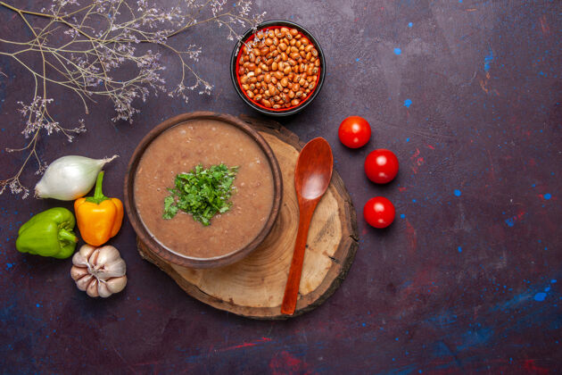 烹饪俯瞰黄豆汤美味的熟菜汤 表面有蔬菜 表面有蔬菜 汤里有食用油油汤水果