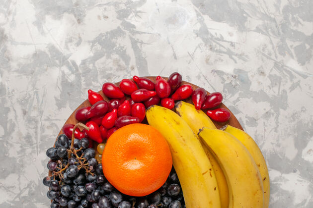 饮食顶视图新鲜水果成分香蕉山茱萸和葡萄白表面水果浆果新鲜维生素生的浆果水果