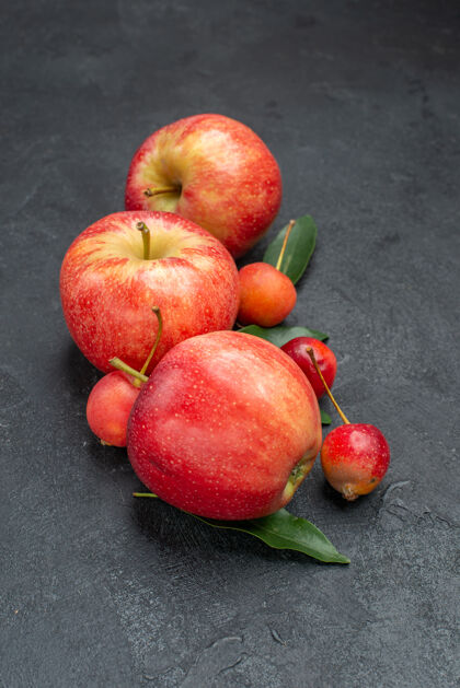 壁板侧面特写查看水果开胃苹果和浆果与树叶苹果水果美味