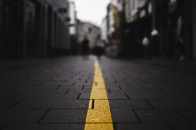 方向街上黄线的特写镜头道路车道街道