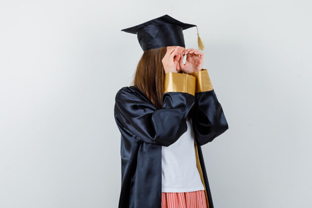 毕业典礼研究生女子的肖像展示眼镜姿态在休闲服 制服和前瞻性的重点前视图前夫女孩肖像
