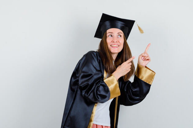 成功一个穿着休闲服 穿着校服 看起来很快乐的女毕业生站在前面肖像人女孩