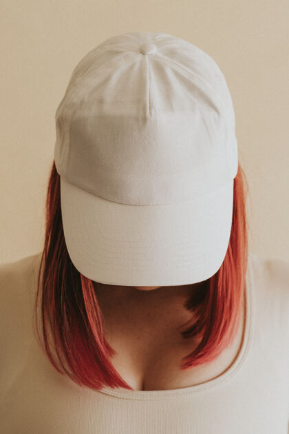 红色头发穿着白色帽子的粉色头发的女人穿头粉色头发