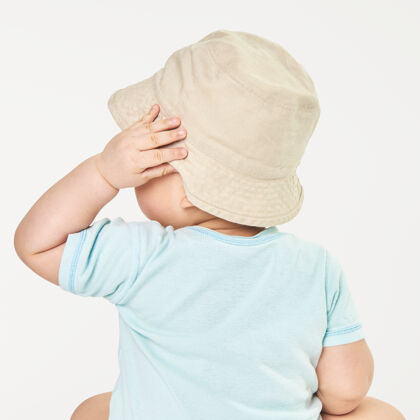后部婴儿戴着米色桶帽桶帽欢呼婴儿