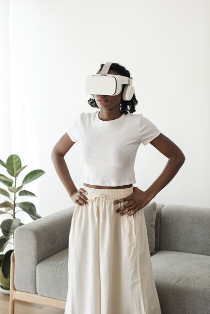 耳机非裔美国妇女体验虚拟现实模拟智能眼镜网络现实数字设备