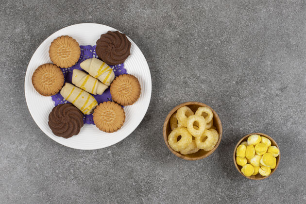 饼干一盘甜点和糖果放在大理石上零食手工制作甜点