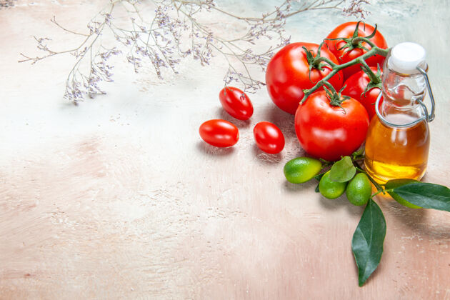 素食侧面特写番茄一瓶油柑橘类水果带叶子番茄带花梗食品特写健康