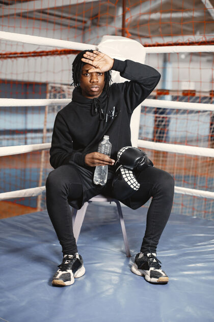 手套运动型男子拳击拳击手在拳击场上的照片非洲裔美国人男子训练坐着运动运动