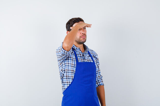 衬衫穿着蓝色围裙和衬衫的年轻男厨师围裙制服厨师