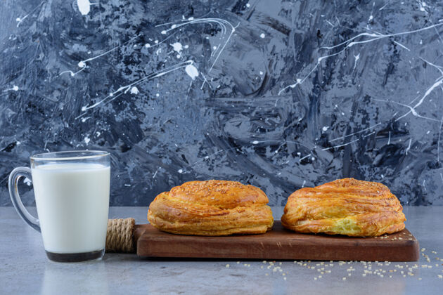 新鲜一块阿塞拜疆国家糕点木板和一杯鲜奶Nowruz面包谷类