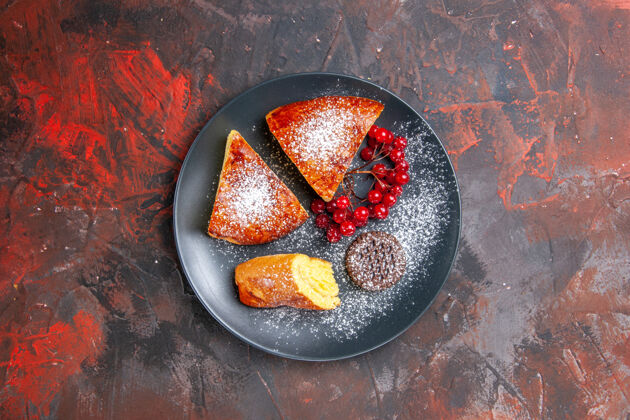 热的俯瞰美味的切片派与红色浆果在黑暗的桌子上甜甜的派蛋糕饮食浆果碗