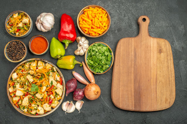 盘子顶视图鸡肉沙拉配蔬菜上深色餐桌减肥保健餐胡椒粉深色肉