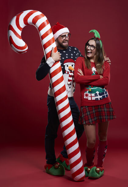 邦德男人拥抱糖果藤和他的女朋友糖果手杖男人圣诞节