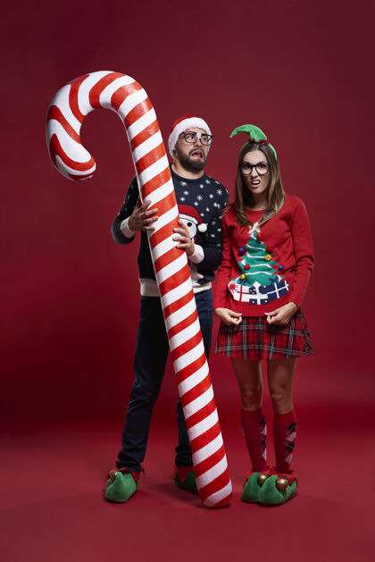 开衫奇怪的圣诞夫妇和糖果手杖手杖情侣圣诞帽