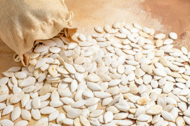 堆前视新鲜的白色种子在木桌上种子多组成大米前豆类