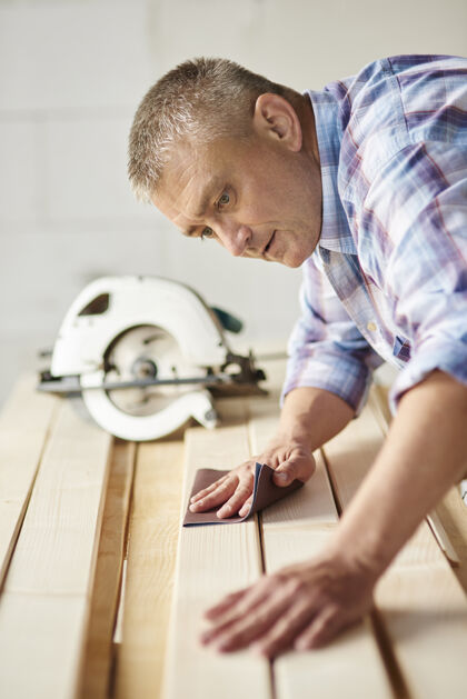 砂纸木匠准备木板弯管木材手工工人