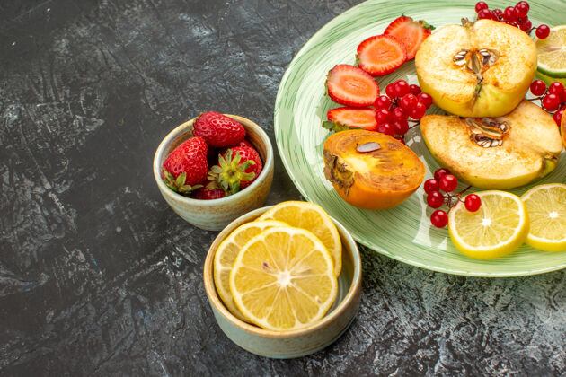新鲜前视图新鲜水果 木瓜 柠檬和其他水果放在一张轻便的桌子上盘子饮食营养