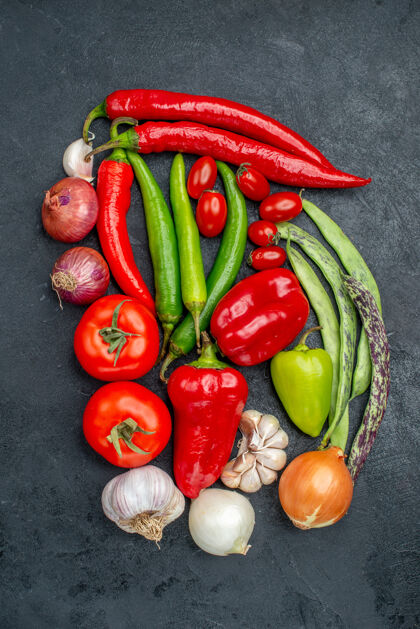 黄瓜顶视图新鲜蔬菜组成的灰色餐桌上成熟的新鲜色拉辣椒番茄胡椒