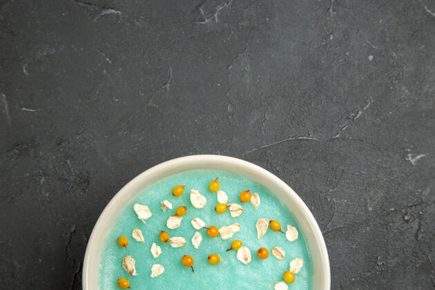 冰顶视图蓝色冰镇甜点内板上的深色奶油冰淇淋颜色奶油陶器水