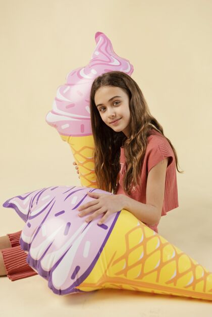 季节中镜头女孩摆着冰淇淋玩具垂直可爱生活方式