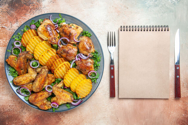 蔬菜顶视图鸡翅膀板土豆鸡香草洋葱叉刀笔记本肉食物料理