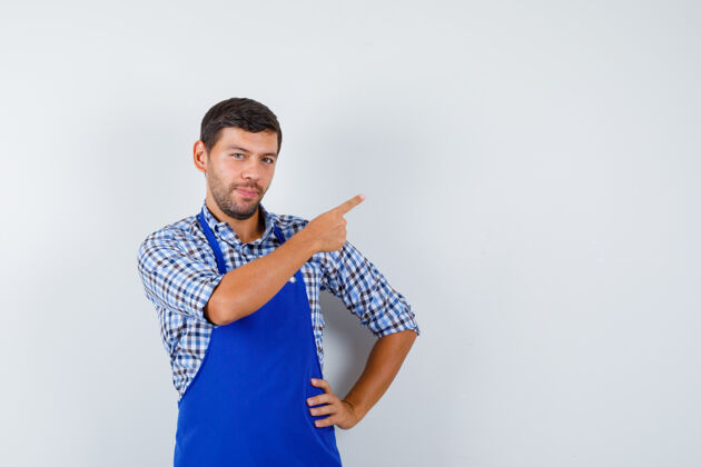 帅哥穿着蓝色围裙和衬衫的年轻男厨师年轻围裙男士