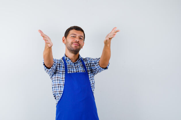 衬衫穿着蓝色围裙和衬衫的年轻男厨师帅哥制服成人