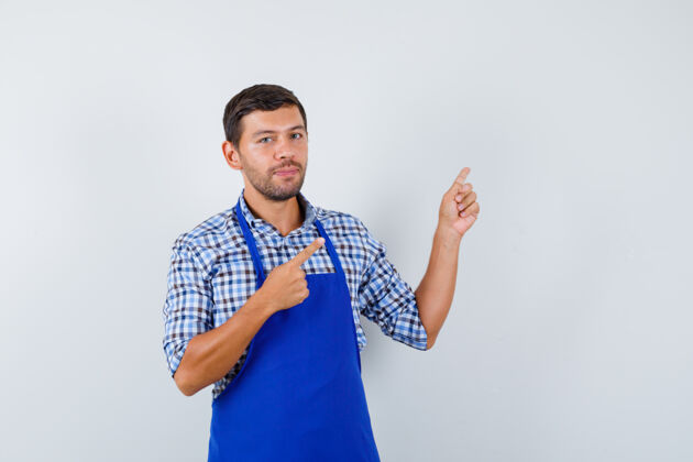 男士穿着蓝色围裙和衬衫的年轻男厨师烹饪帅哥围裙