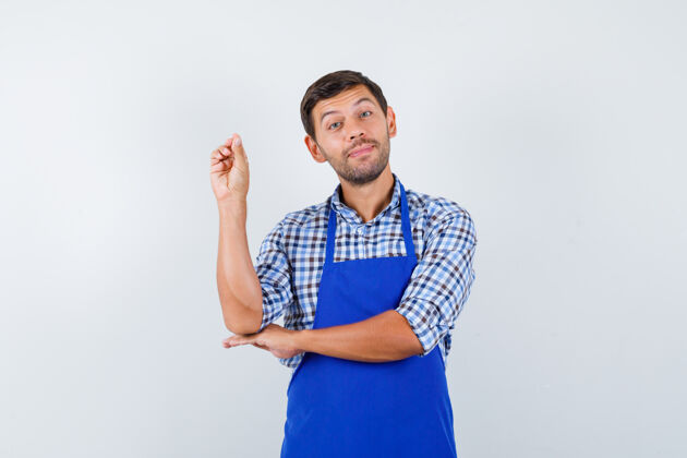 厨师穿着蓝色围裙和衬衫的年轻男厨师男士年轻制服