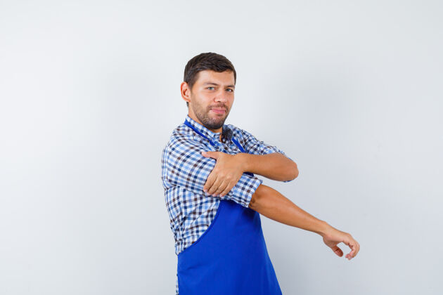 男士穿着蓝色围裙和衬衫的年轻男厨师衬衫制服围裙
