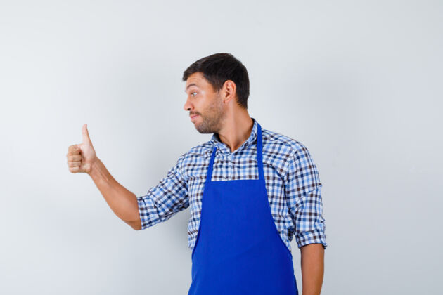 男士穿着蓝色围裙和衬衫的年轻男厨师男士厨师衬衫