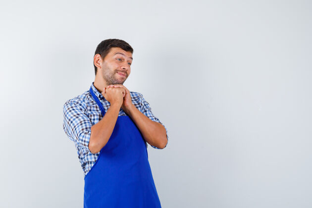 男士穿着蓝色围裙和衬衫的年轻男厨师帅哥成人制服