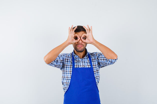帅哥穿着蓝色围裙和衬衫的年轻男厨师男士成人烹饪