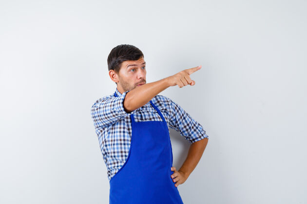 围裙穿着蓝色围裙和衬衫的年轻男厨师年轻帅哥成人